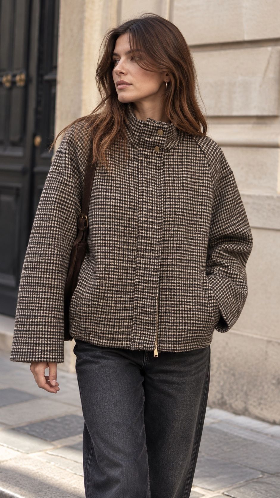 Model in strukturierter Jacke auf der Straße